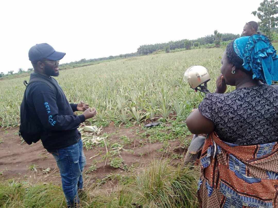 Sensibilisation d’une productrice d’ananas du département de l’Atlantique au Benin sur les règles de production de l’ananas biologique.